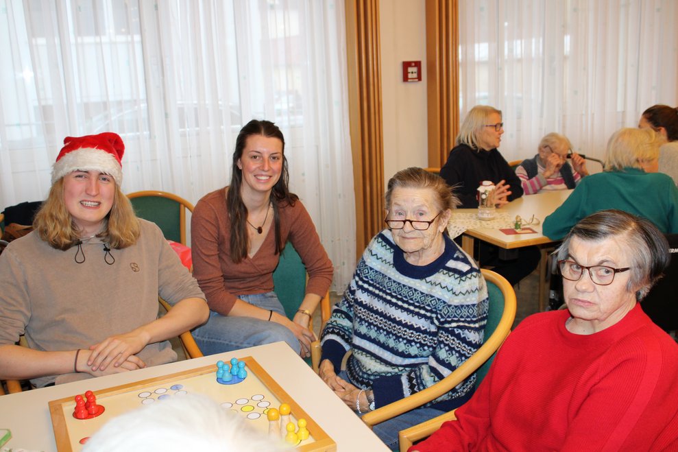 Jugendliche spielen mit Bewohnerinnen