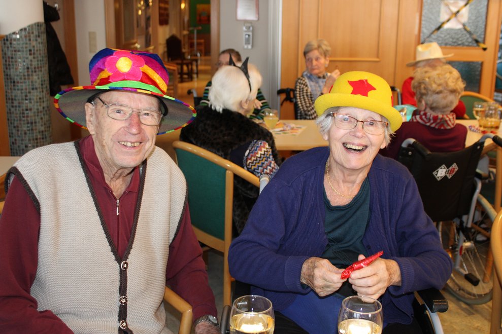 Bewohnerin und Angehöriger in Kostümen