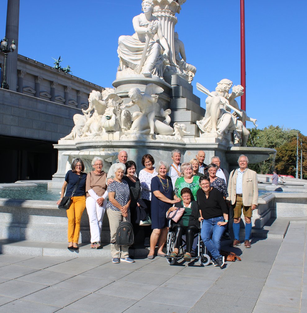Ehrenamtliche vor dem Brunnen