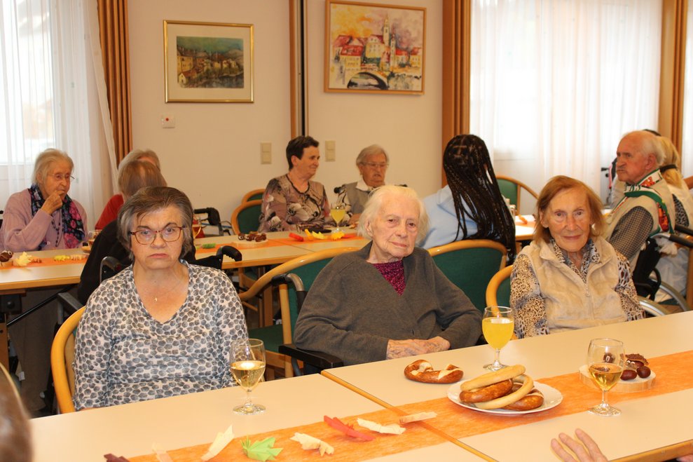 Bewohnerinnen beim Oktoberfest
