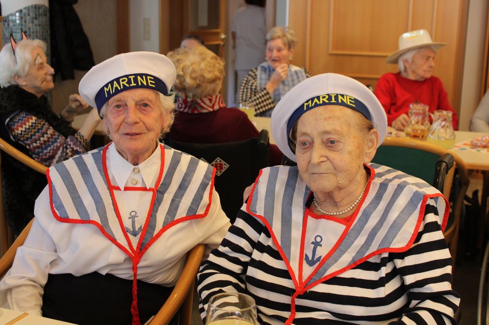 Bewohnerinnen in Kostümen