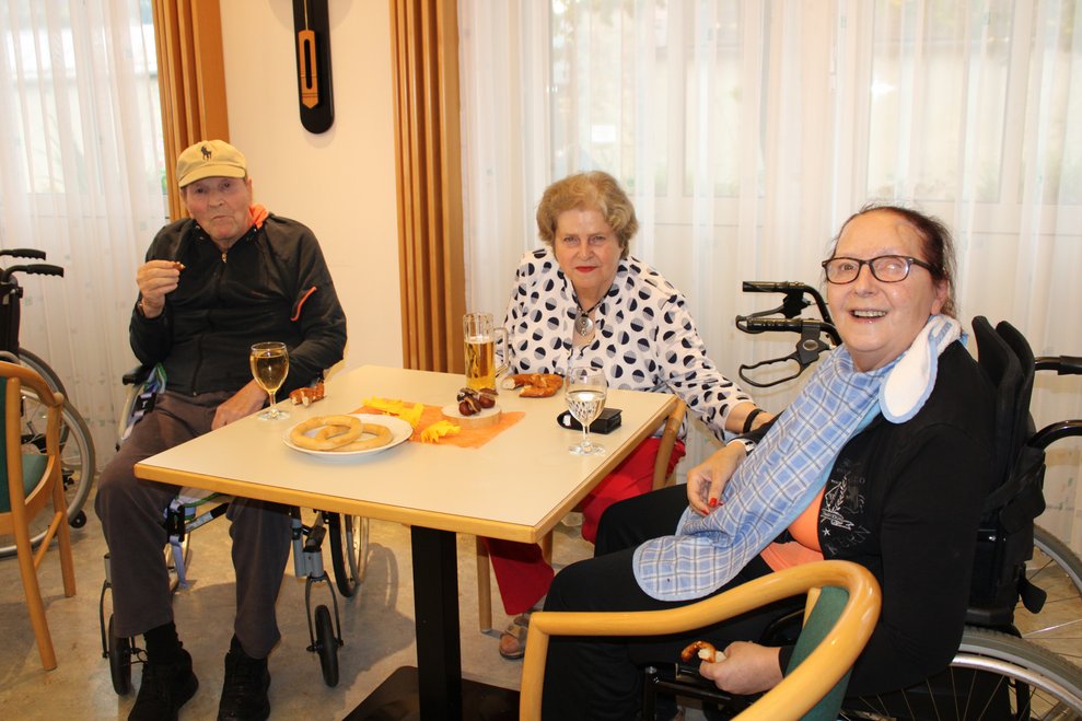 Bewohnerinnen und Bewohner beim Oktoberfest