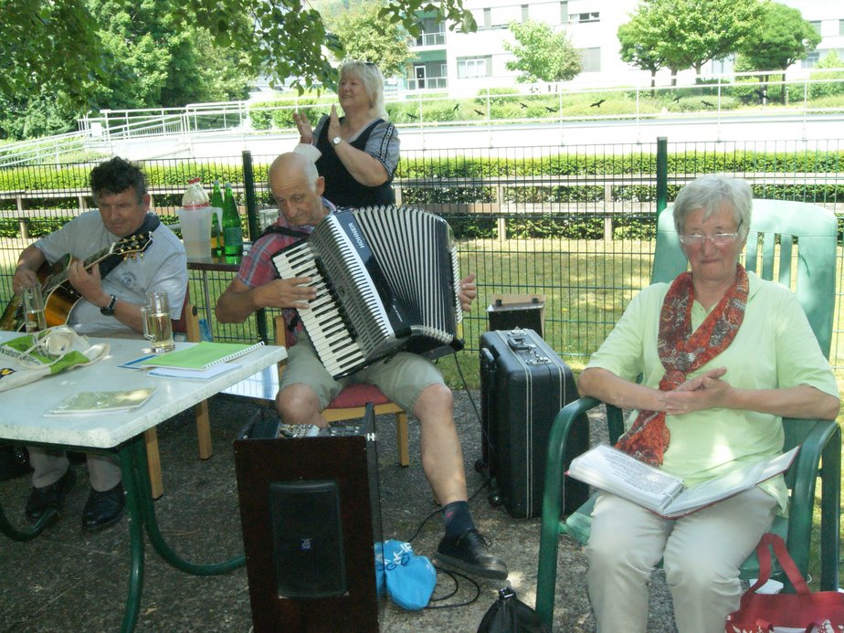 BewohnerInnen musizieren.