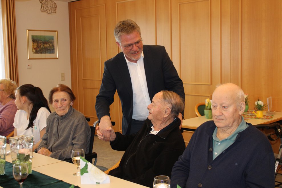 Pflegedirektor Andreas Harreither gratuliert zum Geburtstag