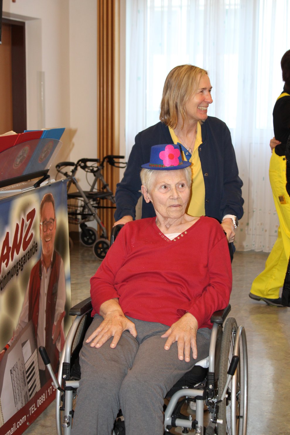 Mitarbeiterin mit Bewohnerin