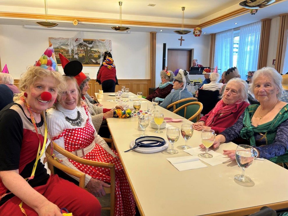 Mitarbeiter*innen und Bewohner*innen im Speisesaal