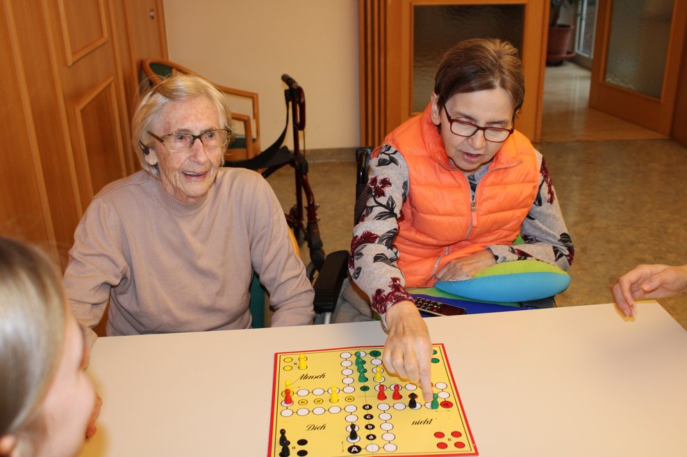 Bewohnerinnen spielen Mensch ärgere dich nicht