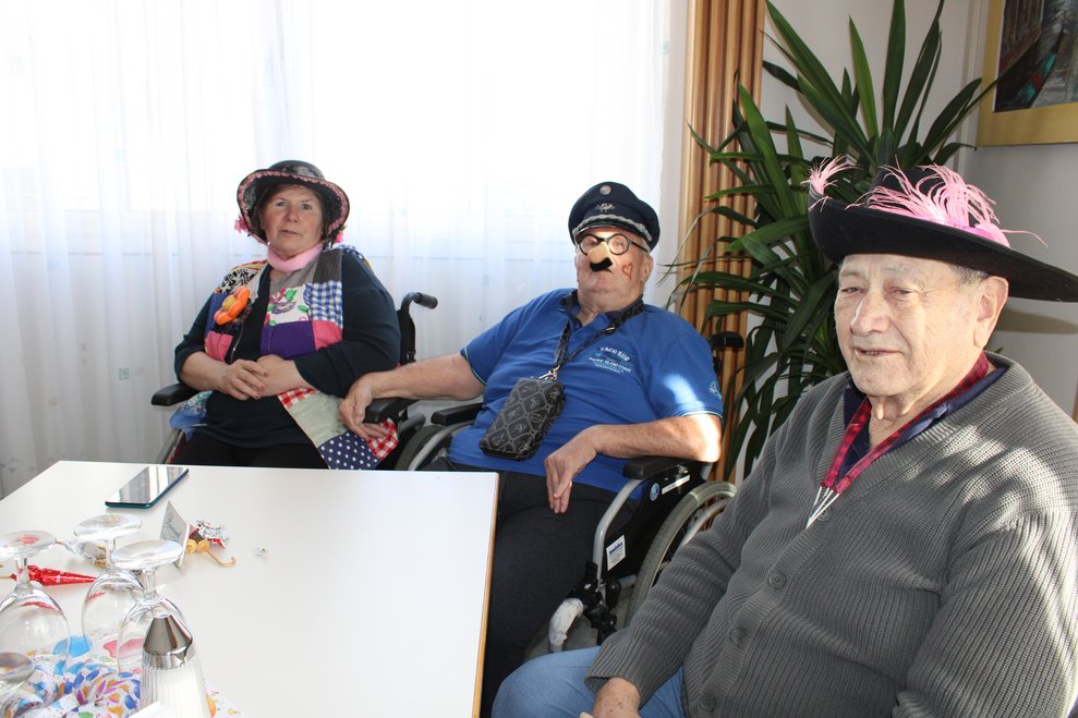 Bewohnerin und Bewohner in Kostümen