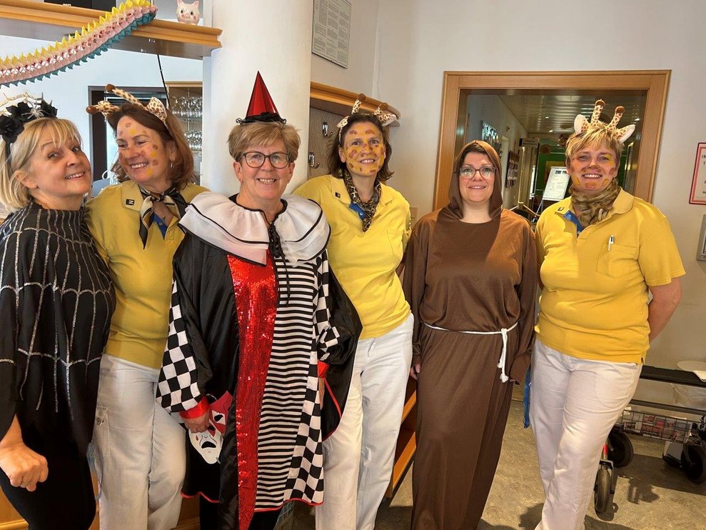 Verkleidete Mitarbeiter*innen