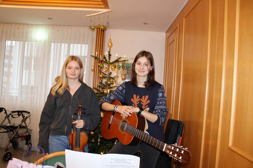 Jugendliche spielen Geige und Gitarre