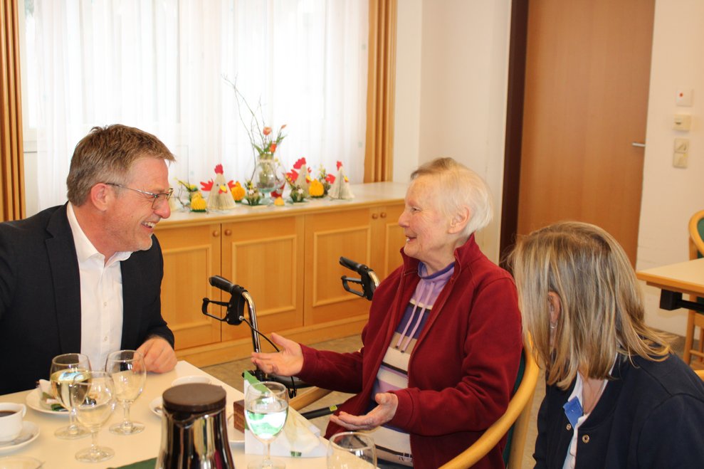 Pflegedirektor Andreas Harreither gratuliert zum Geburtstag