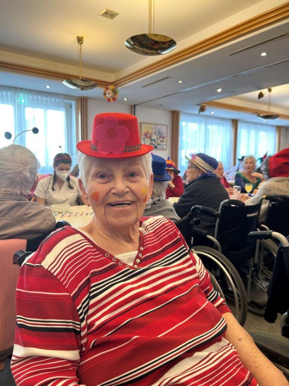 Verkleidete Bewohnerin mit rotem Hut