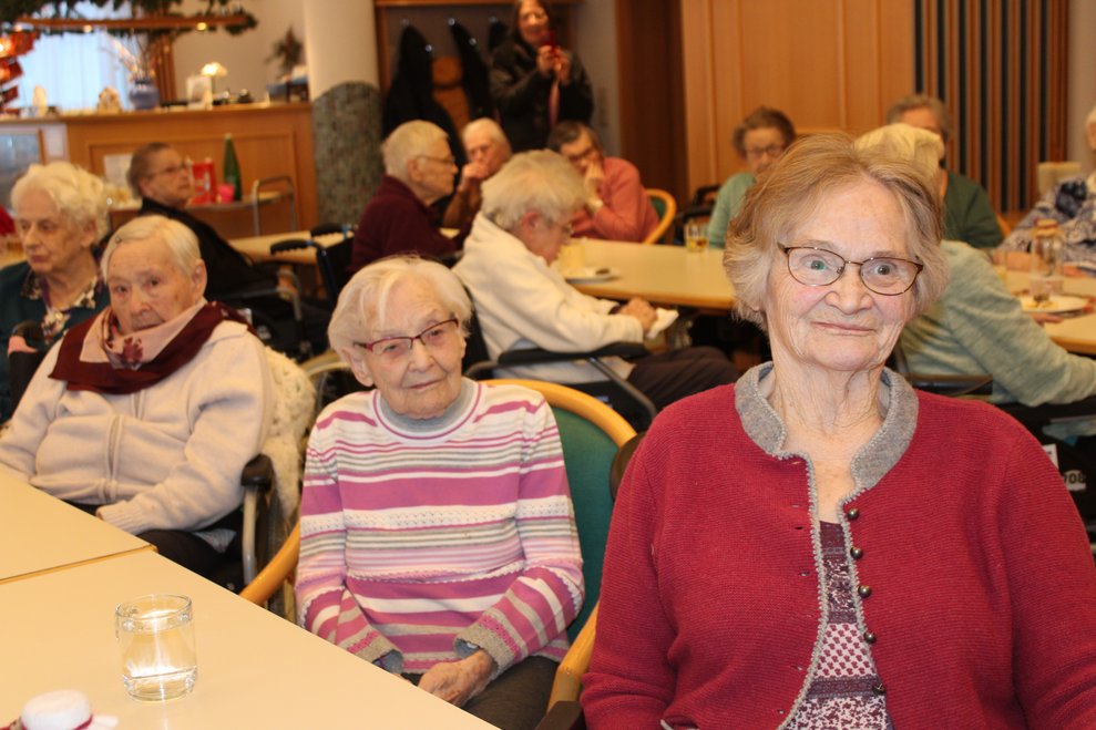 Bewohnerinnen beim Trompetenkonzert