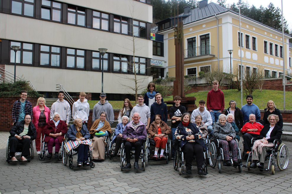 Bewohner/innen des PBZ mit Schüler/innen der HTL Waidhofen/Ybbs 