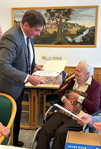 Bgm. Werner Krammer aus Waidhofen beglückwünscht Margarete Röhrenbacher zum 102. Geburtstag.