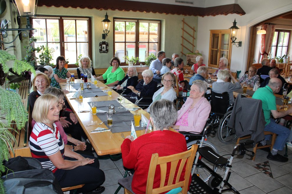 Bewohnerinnen und Bewohner beim Mittagessen im GH Kummer