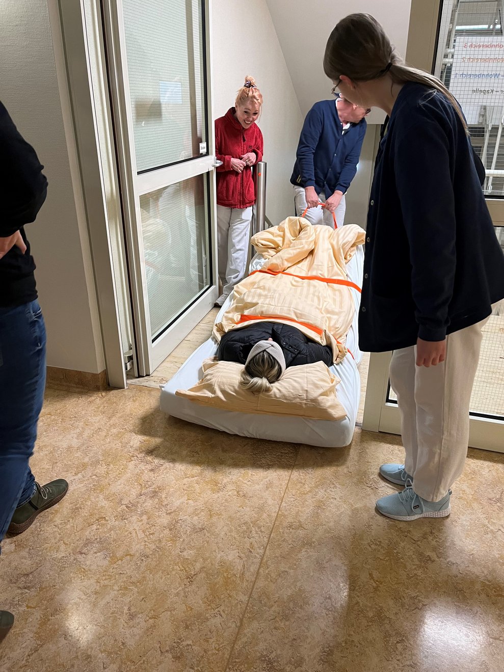 Evakuierung mittels Tuch Stiegenhaus