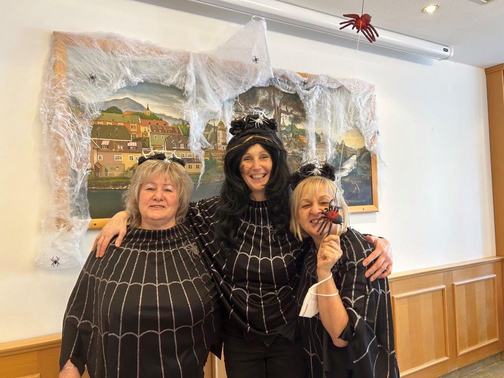 Verkleidete Mitarbeiter*innen