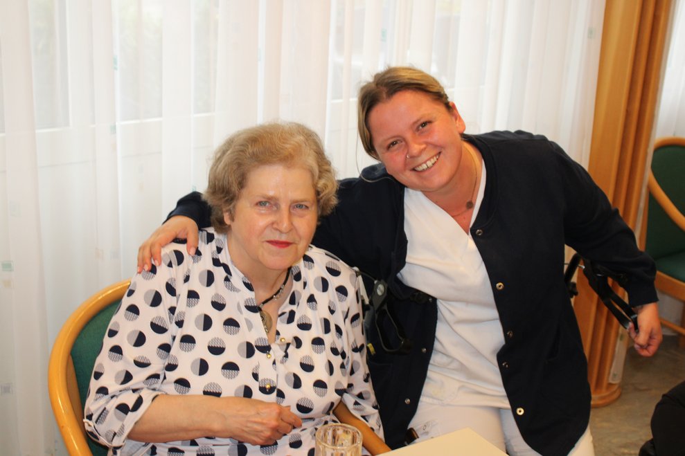 Bewohnerin mit Pflegerin