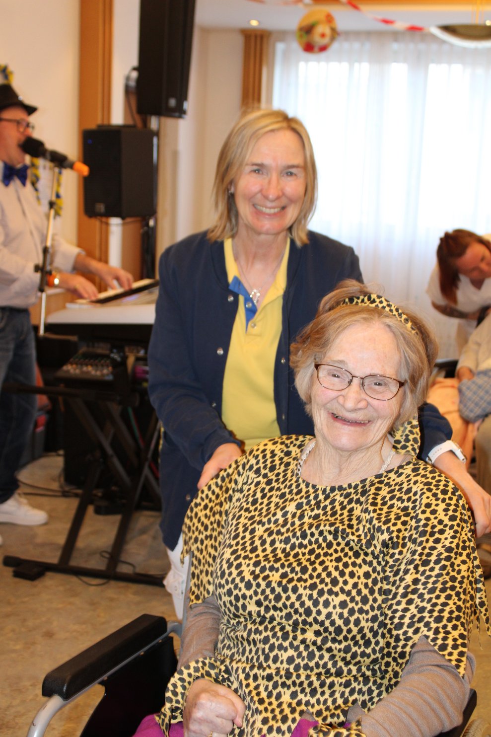 Mitarbeiterin mit Bewohnerin