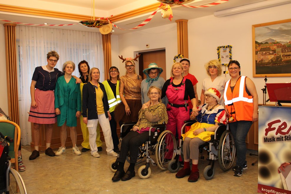 Mitarbeiterinnen und Mitarbeiter mit Bewohnerinnen