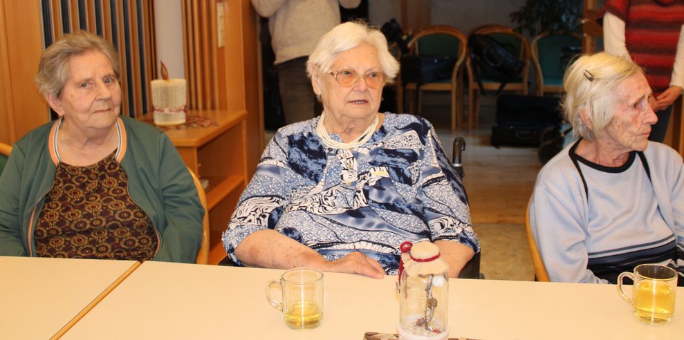 Bewohnerinnen beim Trompetenkonzert