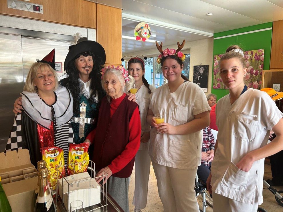 Verkleidete Mitarbeiter*innen und Bewohner*innen