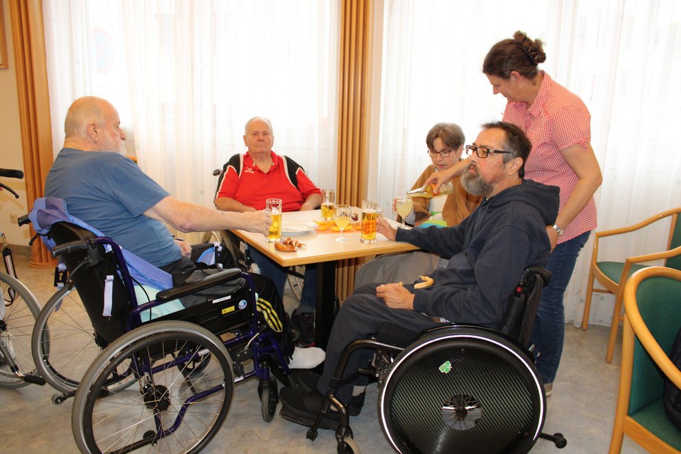 Bewohnerinnen und Bewohner beim Oktoberfest