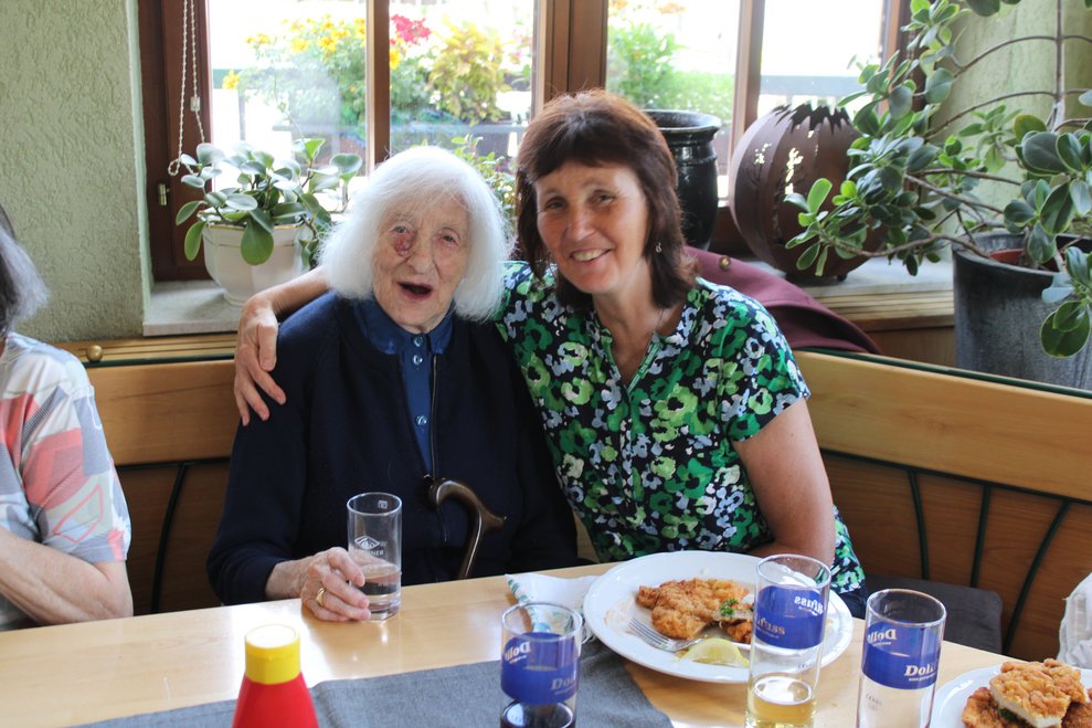 Mitarbeiterin mit Bewohnerin