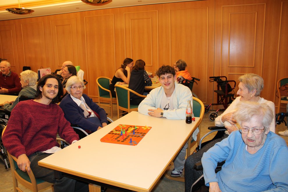 (ehem.) Zivildiener mit Bewohnerinnen