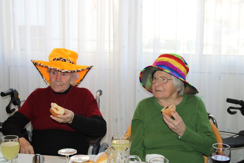 Bewohnerinnen in Kostümen