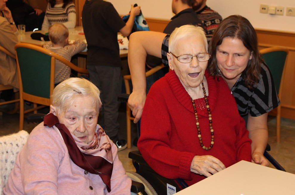 Christa Sonnleitner mit Bewohnerinnen 