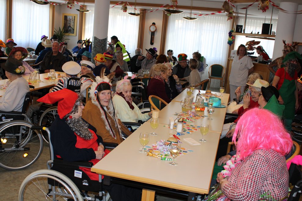 Bewohnerinnen und Bewohner beim Faschingsgschnas