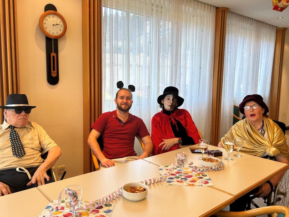 Verkleidete Bewohner*innen und Mitarbeiter*innen