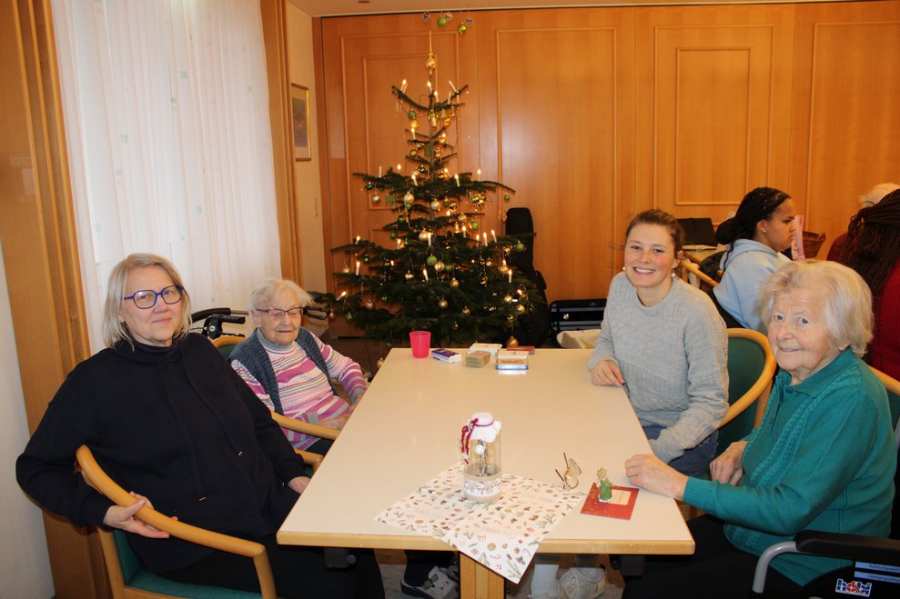 Mitglieder des Vereins spür.sinn mit Bewohnerinnen