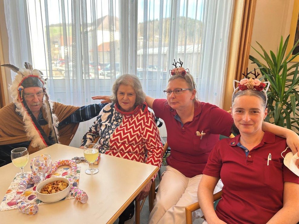 Verkleidete Mitarbeiter*innen und Bewohner*innen