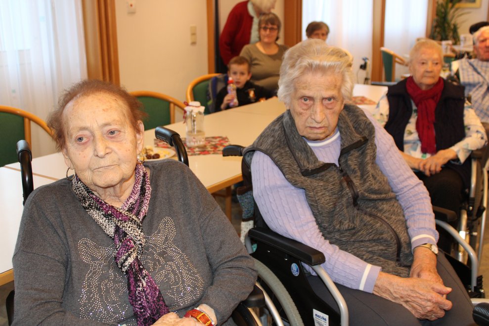 Bewohnerinnen beim Trompetenkonzert