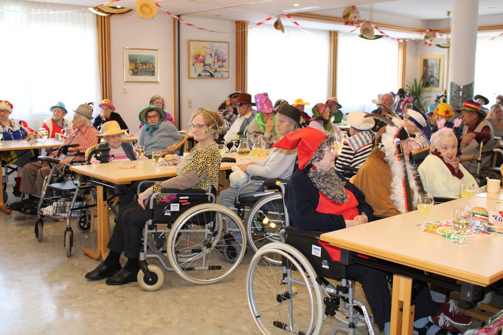 Bewohnerinnen und Bewohner beim Faschingsgschnas