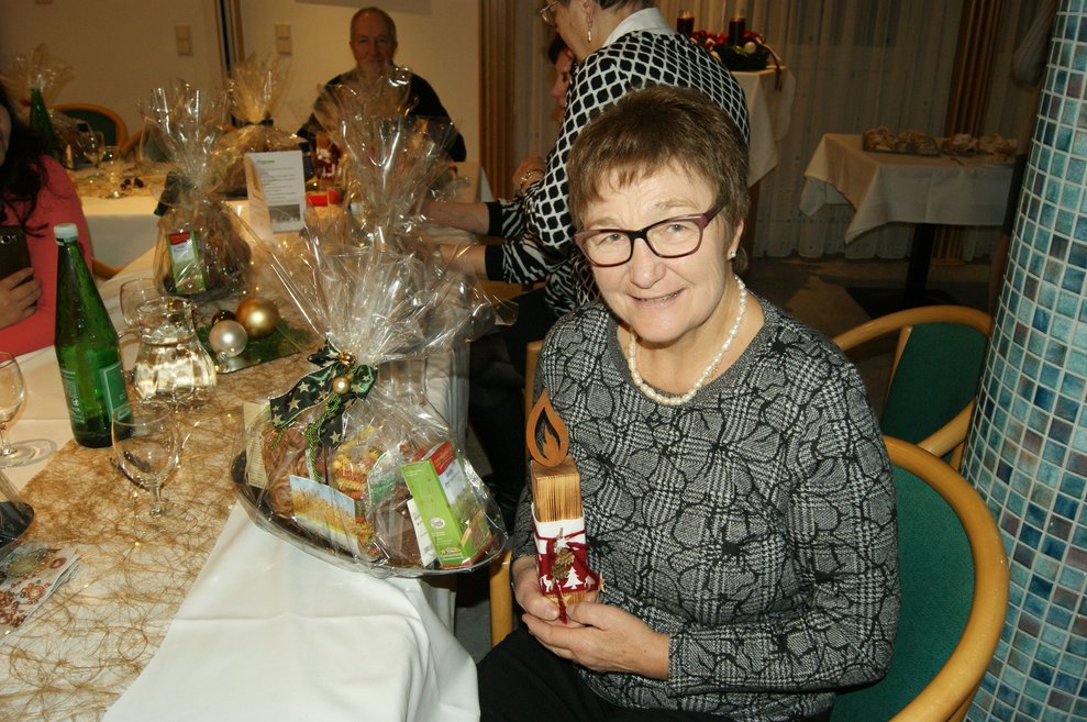 Eine Frau sitzt bei einem Tisch