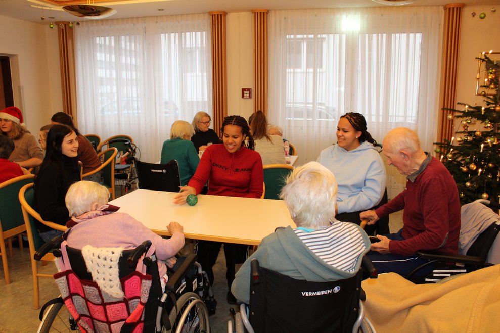 Jugendliche mit Bewohnerinnen und Bewohnern