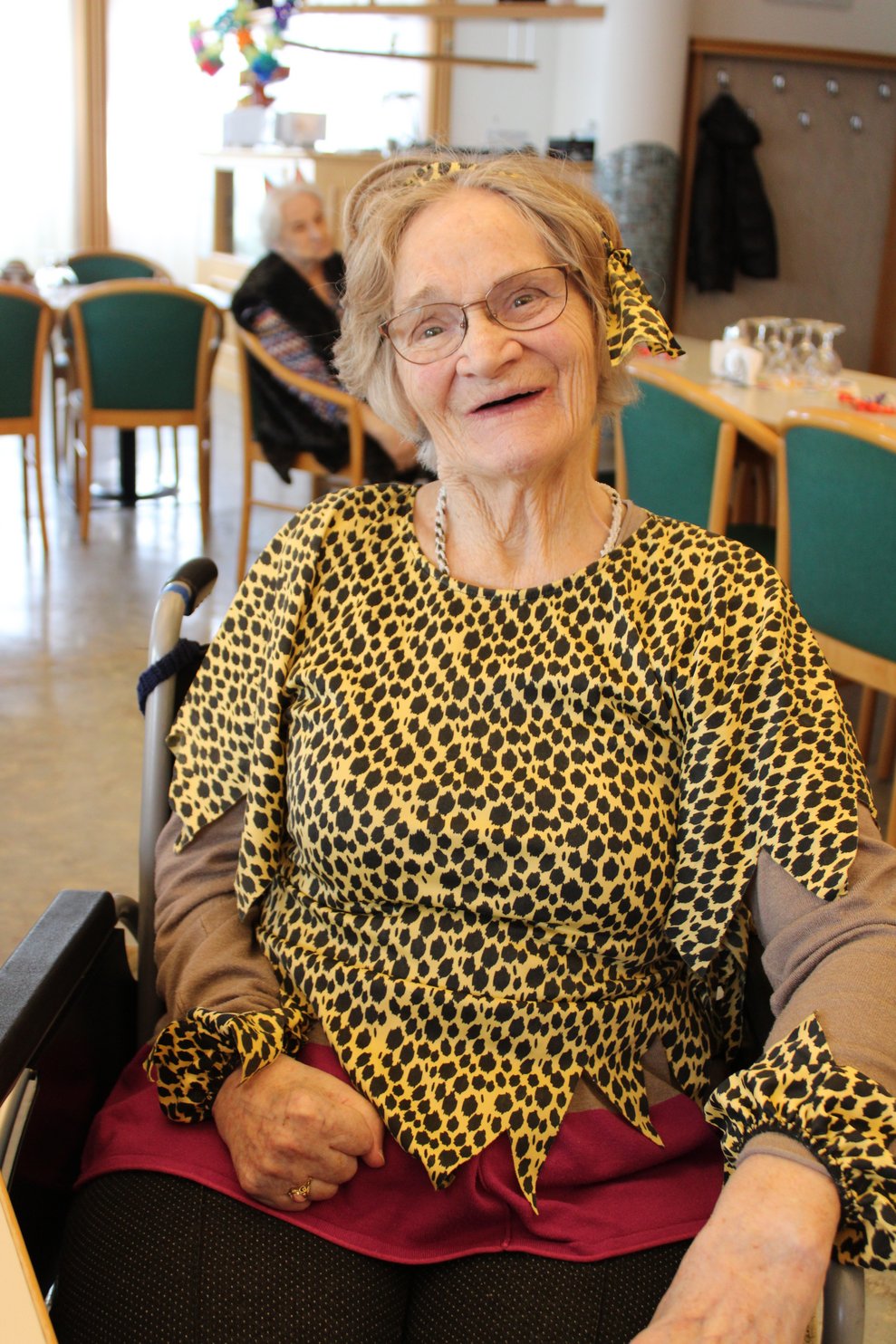 Bewohnerin in Kostüm