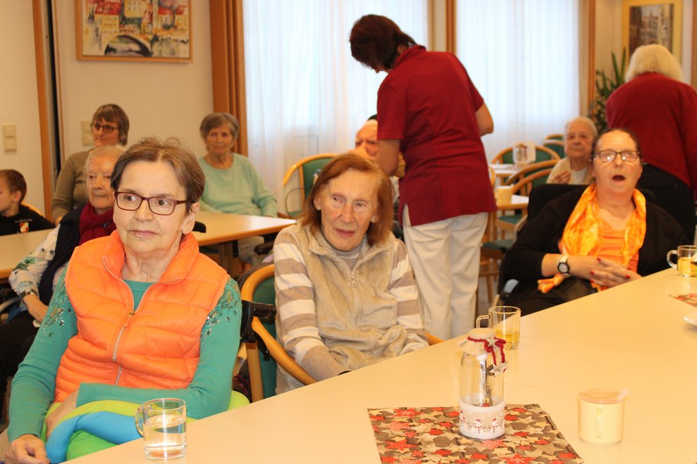 Bewohnerinnen beim Trompetenkonzert