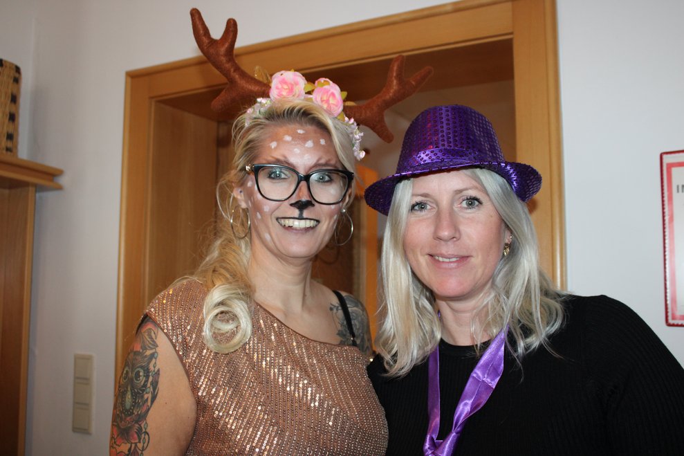 Mitarbeiterinnen aus dem Bereich Pflege und Betreuung in Kostümen