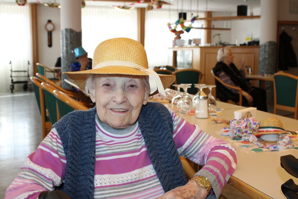 Bewohnerin in Kostüm