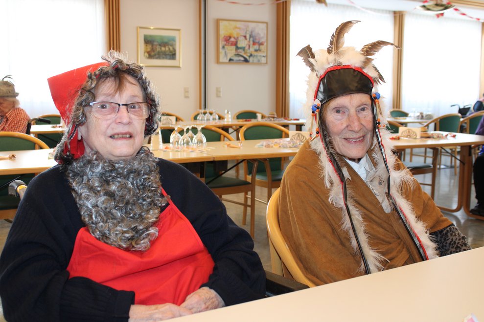 Bewohnerinnen in Kostümen