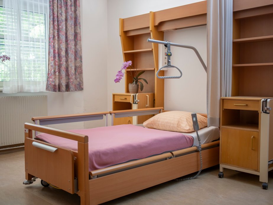 Pflegebett in einem Zimmer.