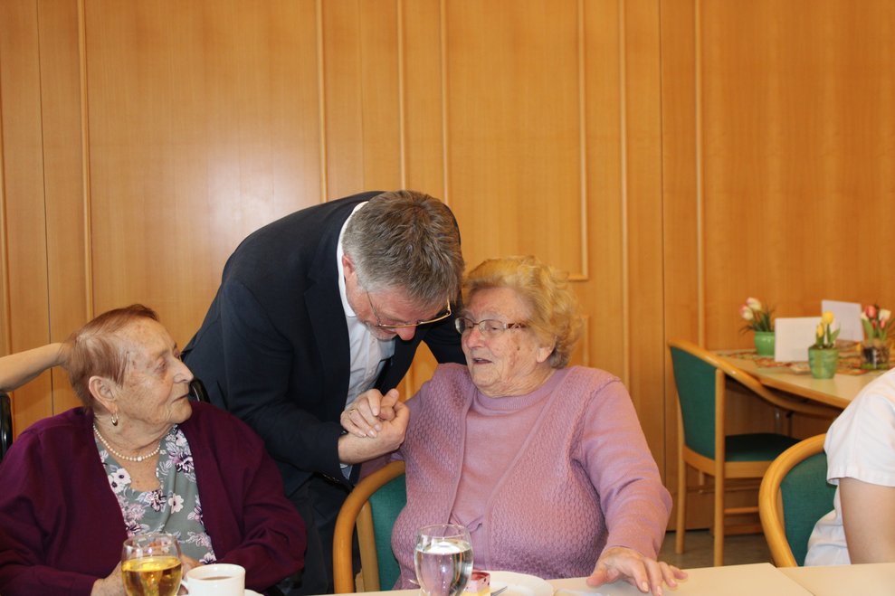 Pflegedirektor Andreas Harreither gratuliert zum Geburtstag