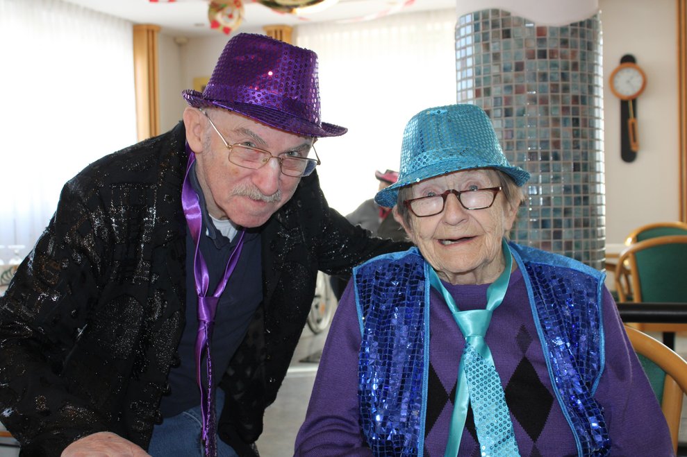 Bewohnerin und Bewohner in Kostümen