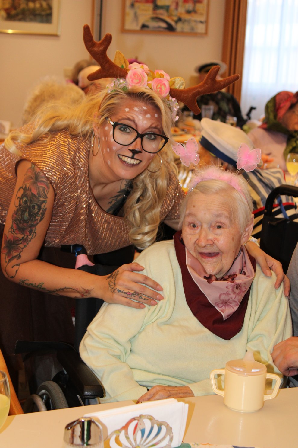 Mitarbeiterin mit Bewohnerin