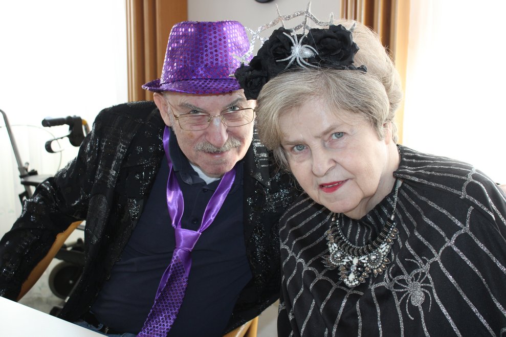 Bewohnerin und Bewohner in Kostümen